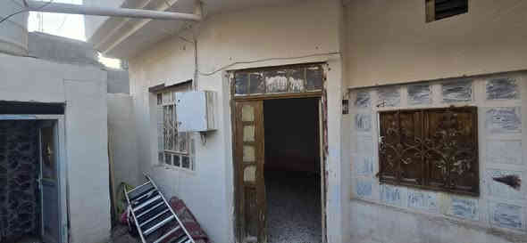 السلام عليكم بيت للبيع في كربلاء قنطرة السلام مقابيل حي الامل شارع سيراميك الشريفي البيت مساحه 100 متر طابو 25 زراعي يحتوي البيت قريب على الشارع العام الزوار كربلاء حله على غرف نوم عدد2 +هول+ مطبخ+استقبال+صحيات ومناور عدد2 وطارمه البيت كامل من كل النواحي  كان البيت للايجار وحاليا البيت فارغ سعر البيت 85 وبي مجال البيت باسمي يعني مامعروض يم دلال الراغب بالشراء الاتصال على الرقم او المراسله على الواتساب ***********
