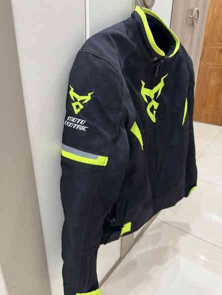 سلام عليكم جاكيت فول كسارات جديد لابسه كم مره مميز لونه قياس L ماعندي بس هاذا  توصيل موجود مكاني بغداد ***********
