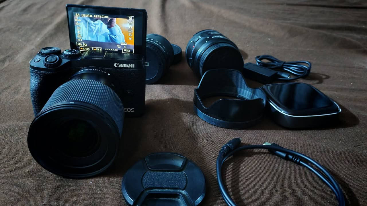 للبيع: كاميرا Canon M6 Mark II (شبه جديدة) مع عدة متكاملة لصناع المحتوى والمصورين! 📸🔥
الكاميرا غنية عن التعريف، من أقوى كاميرات الكروب سينسور من كانون، ومناسبة جداً لتصوير الفيديو بدقة عالية (يوتيوب، ستريم، بودكاست) وتصوير الفوتوغراف الاحترافي. الكاميرا استخدامها حشمة جداً ومرفق معها بكج كامل يغنيك عن شراء أي قطعة إضافية!
⚙️ حالة الكاميرا:
الشتر: 7 آلاف فقط! (يعني الكاميرا تعتبر شبه جديدة وغير مستهلكة).
🌟 مواصفات الكاميرا الأساسية (باختصار):
دقة جبارة 32.5 ميجابكسل (صور بتفاصيل خرافية).
تصوير فيديو 4K بدون أي قص (Uncropped 4K) لتصوير واسع واحترافي.
فوكس كانون السريع جداً (Dual Pixel CMOS AF) مع ميزة تتبع العين.
تصوير متتابع سريع جداً يصل إلى 14 إطار في الثانية.
렌 العدسات المرفقة:
1️⃣ عدسة Sigma 16mm f/1.4: (وحش العزل والتصوير في الإضاءة الضعيفة، العدسة الأفضل عالمياً للستريم وتصوير اليوتيوب).
2️⃣ عدسة Canon 50mm f/1.8 STM: (ملكة البورتريه والعزل الرهيب، ممتازة لتصوير الأشخاص والمنتجات). (مع الأدابتر الخاص بها).
3️⃣ عدسة Canon 15-45mm: (عدسة الكيت الأساسية، ممتازة كعدسة زوم شاملة للتصوير العام والفلوقات).
🎁 الملحقات الإضافية (بكج الستريمرز والبودكاست):
دومي باتري (Dummy Battery) مع محولة كاملة: لربط الكاميرا بالكهرباء مباشرة، تضمن لك تصوير متواصل وبث مباشر بدون ما تفصل الكاميرا أو تفكر بشحن البطاريات نهائياً.
كابچر كارد 4K (Capture Card): لنقل صورة الكاميرا بأعلى جودة للحاسبة، مثالي للبث المباشر (ستريم) وتسجيل الجيمينج والبودكاست بدون لمت وقت وبجودة سينمائية.
فيو فايندر رقمي (Digital EVF): محدد رؤية إلكتروني يركب على الكاميرا، يسهل عليك التصوير الخارجي في الشمس القوية بكل احترافية.
💡 ملاحظة: العدة متعوب عليها ومجمعة بعناية، وتعتبر صفقة جاهزة لأي صانع محتوى أو مصور يبحث عن الجودة العالية بدون ما يدوخ بتجميع القطع.
💰 السعر: مليون و800 الف وبيهه مجال بسيط جدا
📍 المكان: داخل بغداد
📞 للتواصل واتساب : ***********
