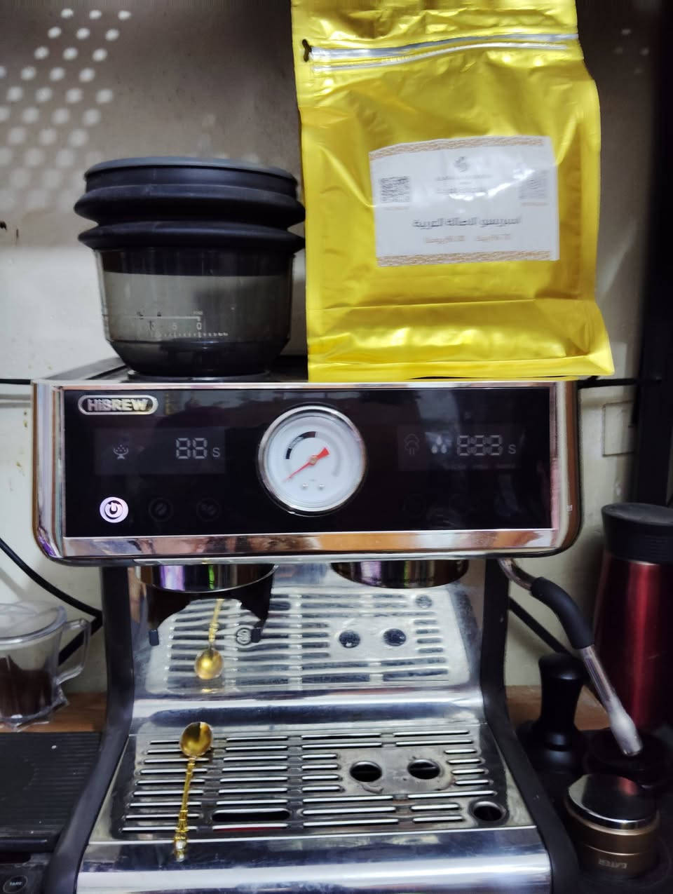 السلام عليكم اغاتي ..
عفية والله أهل الحلة ..
اليوم صباحا ولأول مرة اجرب خلطة اسبيرسو مختصة لمحمصة في مدينتي مدينة الحلة ..
بإدارة الشاب الجميل علي الشريفي .. كانت فعلا أناقة ونيافة في التحضير لاتقل جودة ونكهة عن المحمصات التجارية المعروفة ..
والمفاجئة الأخرى لديهم أيضا كل انواع المنتجات للقهوة ومن دول مختلفة ،، وايضا يدعو من يريد أن يعطيه خلطته الخاصة لتخصيرها ..
عفية والله محمصة الأصالة العربية ..
علما أن أسعاره منافسة وهي الأخرى مفاجئة ..
اترك لكم عنوان السيد علي للتواصل مع الهاتف ..
Ali Alshrefe ..
ورقم هاتفه
‪0783 171 9394‬‏
