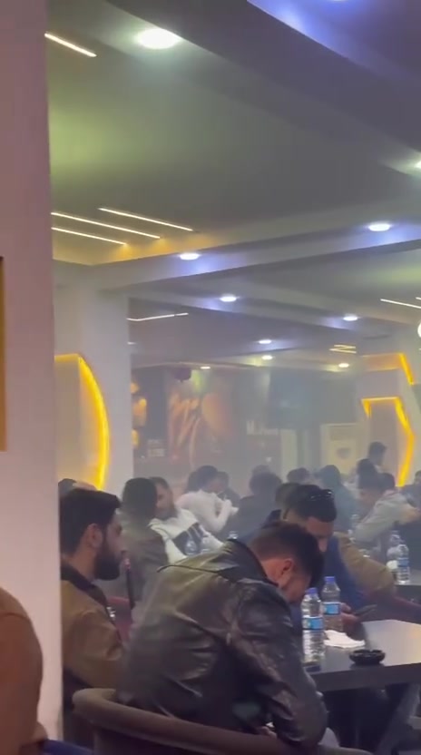 فرصة استثمارية VIP  في الموصل 🔥
لكل مستثمر يبحث عن مشروع، شغال "خير من الله"، وجاهز
للبيع بكامل معداته وديكوراته: كافتيريا ومطعم غربي فاخر بموقع استراتيجي لا يُعلى عليه في حي النجار (مقابل فندق الموصل وقرب مستشفى الطوارئ الجديد) – منطقة حيوية تضمن لك تدفقاً مستمراً من الزبائن .
💎 
المساحة والفخامة: 500 متر مربع مصممة بديكور كلاسيكي راقٍ جداً 
تجهيز  . مطبخ مجهز بالكامل بأجهزة إيطالية + بار كامل لأرقى المشروبات والحلويات +٣برادات+براد عارضة +٣ثلاجات عارضة .
استقرار طاقة 100% (بدون شيل هم): خط مولدة 120 أمبير (اشتراك مقطوع) + نظام عاكسة متكامل يغطي الكافيه بالكامل فوراً عند انقطاع التيار.
ترفيه متكامل للمباريات واللود: 4 شاشات عملاقة 75 بوصة + ألعاب PlayStation 4 & 5 مناصفة + سيستم صوتي احترافي مؤسس داخل السقف + 50 نركيلة طه و 10 نراكيل سوري.
الطاقة الاستيعابية: 40 طاولة VIP مع 50 كرسي إضافي من النوعية الممتازة مجهزة خصيصاً لأيام الزخم والمباريات الكبرى.
💵 تفاصيل البيع:
السعر المطلوب: 2.95 شدتين وخمسة وتسعين ورقة
الموقع دقيق: الموصل - حي النجار - مقابل فندق الموصل - قرب المستشفى العام والطوارئ الجديد. 
مواقف قريبة للسيارات على الجانبين
سبب البيع: يُناقش بكل شفافية مع المشتري الجاد عند المقابلة.
📞 للاستفسار والمعاينة مباشرة (للجادين فقط):
[***********] أو تواصل معنا عبر رسائل الصفحة.
