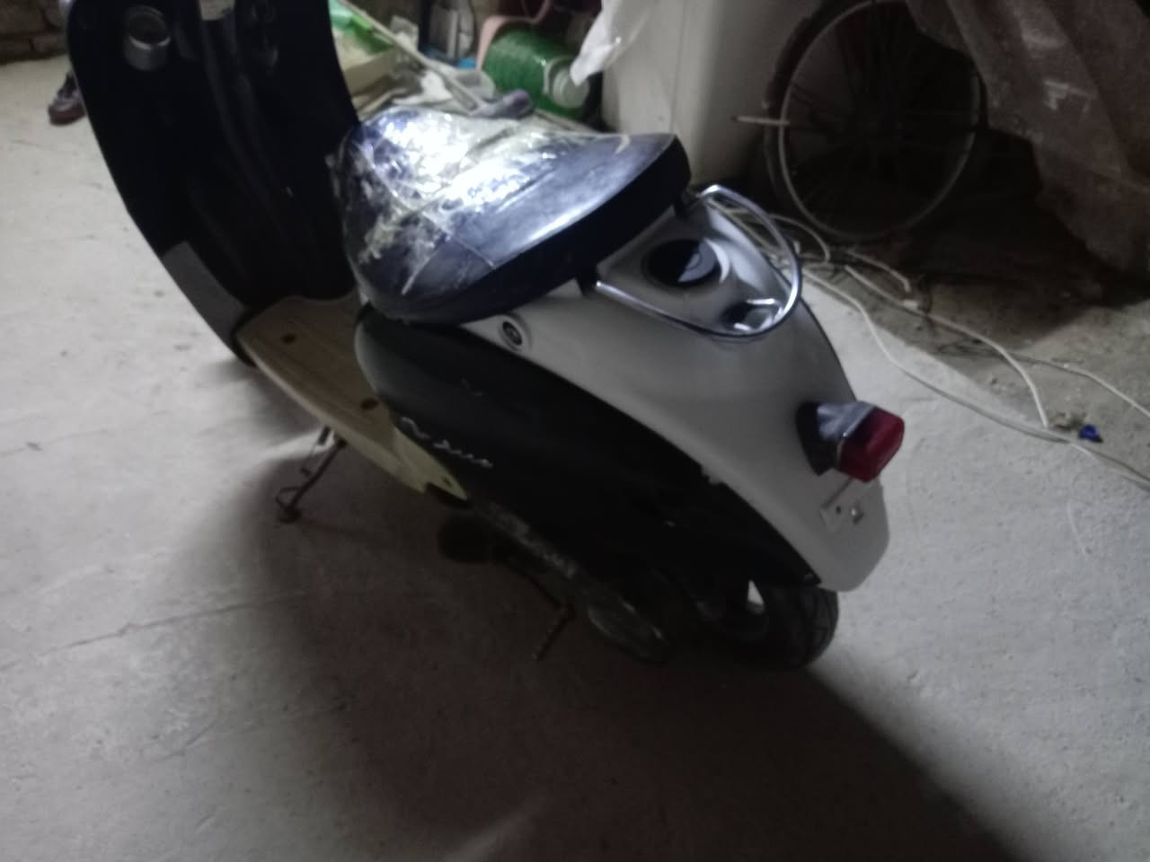 سلام عليكم كلاسك 60 للبيع دراجة خير من الله مكينتها خرسة سلف وهندر نقصها فقط جاملغ امامي وباتري باتريها تعبان السعر 175 وبيها مجال 
***********
