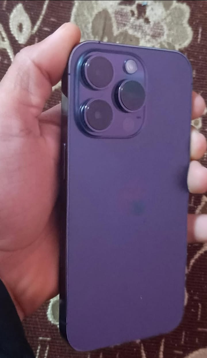 ١٤ برو نسخه الايسم 
ذاكره ٢٥٦ بطارية 95 
نضيف جداً 
سعره٦٥٠ 
شاحنه وكفر فقط
للتواصل  خاص او واتساب
***********
