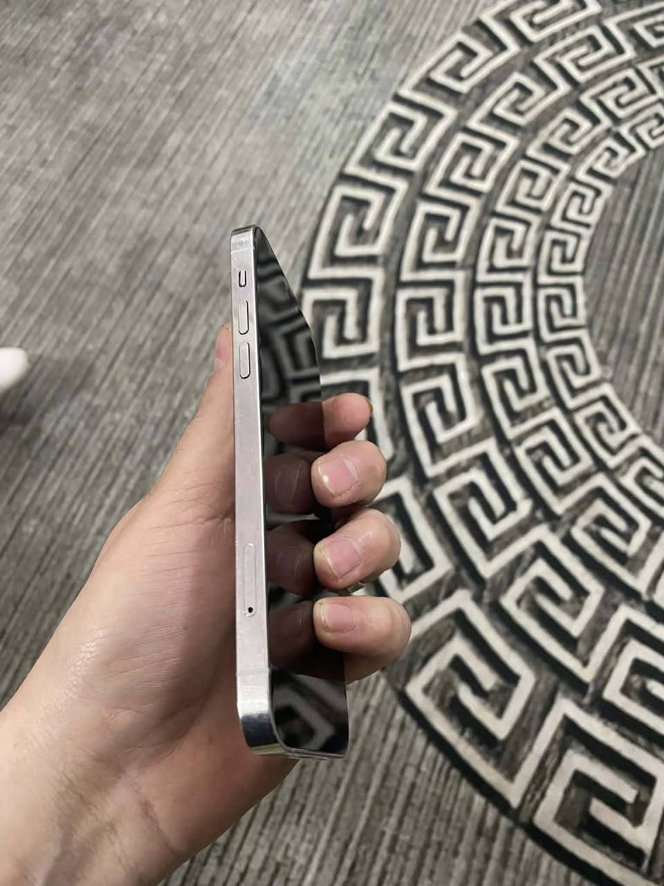 السلام عليكم
ايفون ١٢برو فقط جهاز نظيف حيل 
مبدل فقط بورد من ابل اصلي كدامك 
ذاكره ٢٥٦ 
بطاريه ٨٣ 
سعره ٢٨٠ 
بغداد الامين ***********
