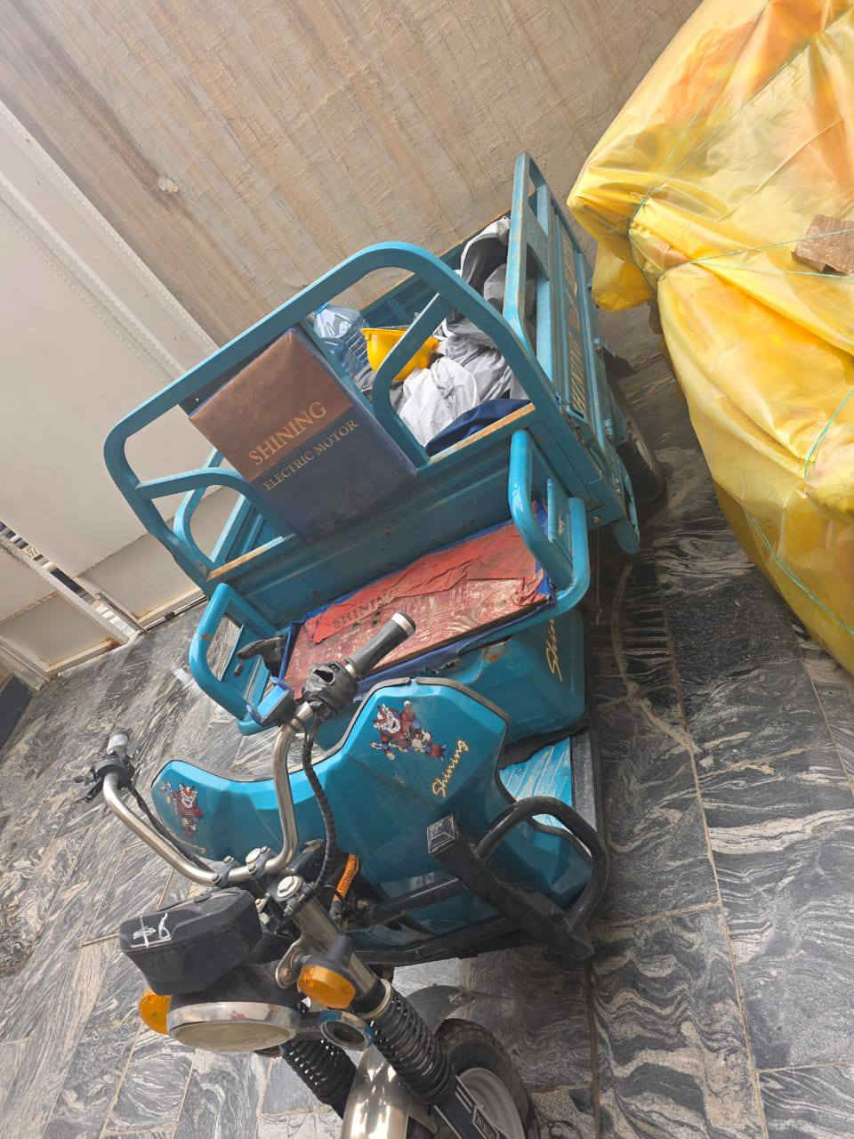 سلام عليكم ستوته شحن مع اربع دراجات شحن للبيع بسعر مناسب للاستفسار ع الرقم***********
