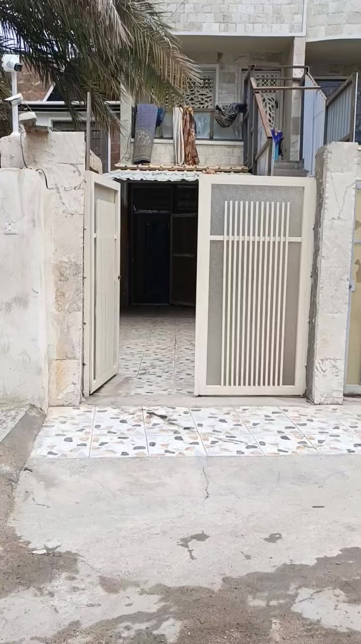 بدون دلالية من صاحب البيت 
مشتمل ارضي جدآ نظيف وكامل الخدمات نهاية شارع 60 خلف أسواق نورس ايجاره 400 
غرفة نوم وحده ومنورين وصاله ومطبخ 
***********
