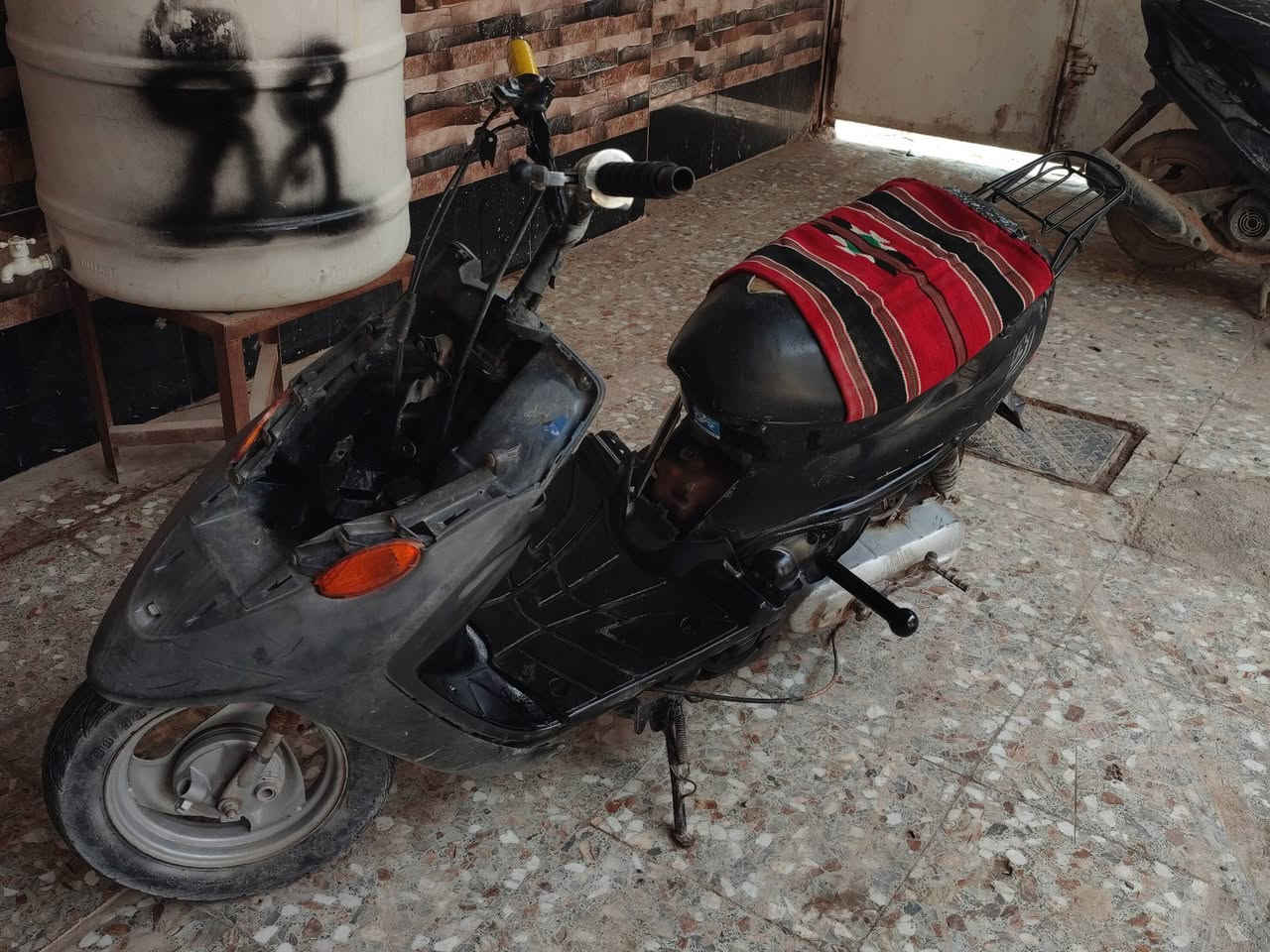 بيجي 9ازروف 
نهضتها تخبل 
سرعه 60
شاصي مكفول
السعر 150 وبيها مجال قليل 
مكان ديوانيه
***********
