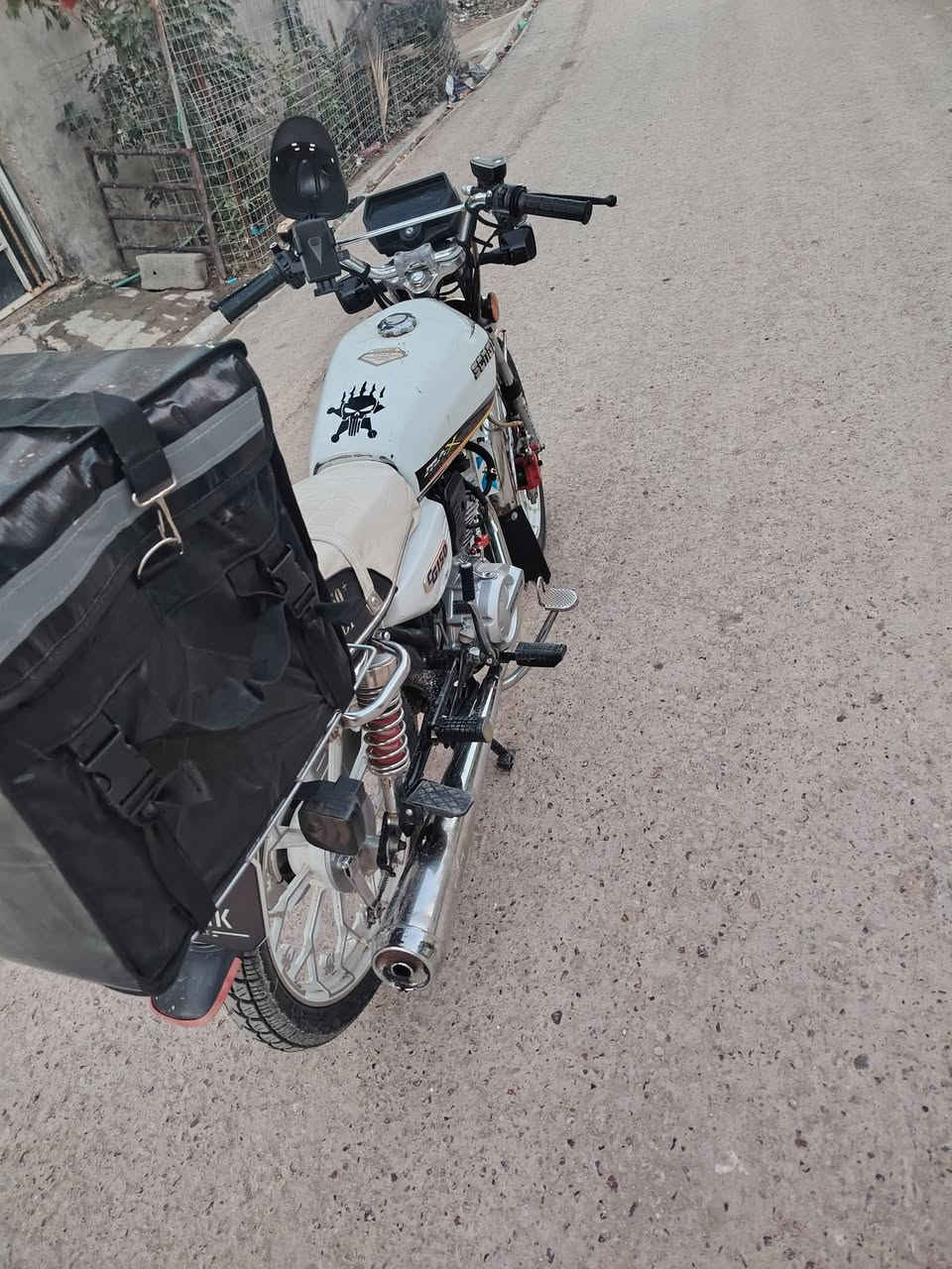 السلام عليكم دراجه سونيك جديده موديل 25 كامله مكينه 200 وراقه كامله لون ابيض ماكينه برغي مع مفتوح بيها ب 800 وبيها مجال للشراي فقط  ***********
