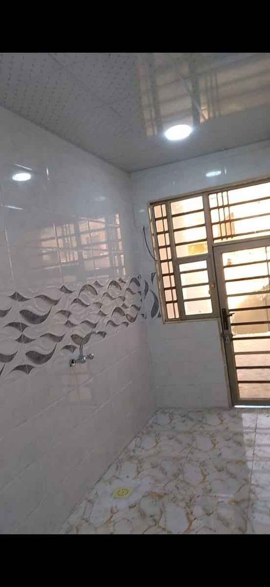 مشتمل مساحة 120 متر بناء حديث  الموقع كاطون الرحمة. رقم العقار 6167. السعر 73. للاتصال ***********
