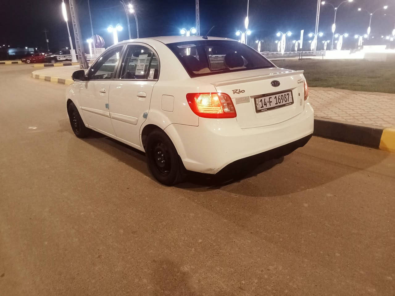 سلام عليكم 
كيه ريو 2012
سياره جاهزه وما متعوبه مكينه وكير كارتون مكينه 1.500
رقم بصره انكليزي تحويل فقط شاشه كامره السياره مزروعلها لدات داخليه في يدات الابواب 
السياره ضررها المدكر الخلفي عكس السائق كد شبر والباقي مكفول العنوان الناصريه مركز غير متواجد علئ الفيس اتصل وتدلل *********** السعر 87
