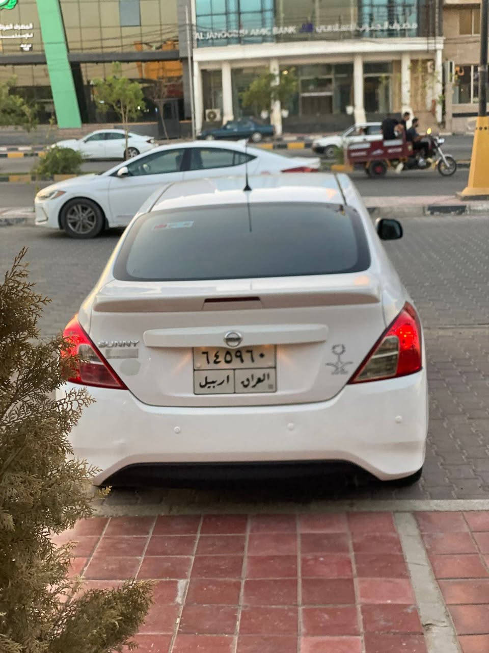 سلام عليكم للبيع نيسان صني موديل 2021 مواصفات بلوتوث تحكم سترين حساسات خلفية يدات نيكل مواصفات صني معروفه تخم تاير جديد سبيراها مانزل سياره ستخدام شخصي ماشيه 60 عل وضع شركه جاهزه احله من صور رقم اربيل بسم شركه اتريد تحويل او وكاله مضمونه سياره بيها شخط بل باب ومكان بارد بس باقي كفاله لاصبغ لاضربه لافتح لاتبديل باقي مكفوله مكاني بلنجف شراي يتصل ونه خادم *********** سعر 105  بيها مجال للشراي
