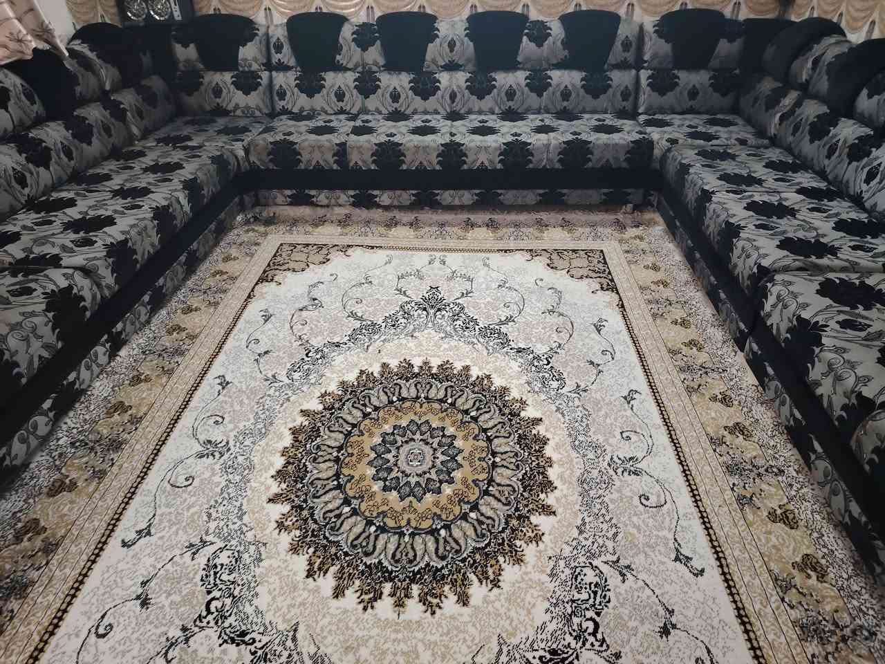ديوان ١٢ مترللبيع اب شرط درجه اولى خشب عراقي السعر ٥٠٠ الاستفسار على الرقم *********** وكورك ***********
