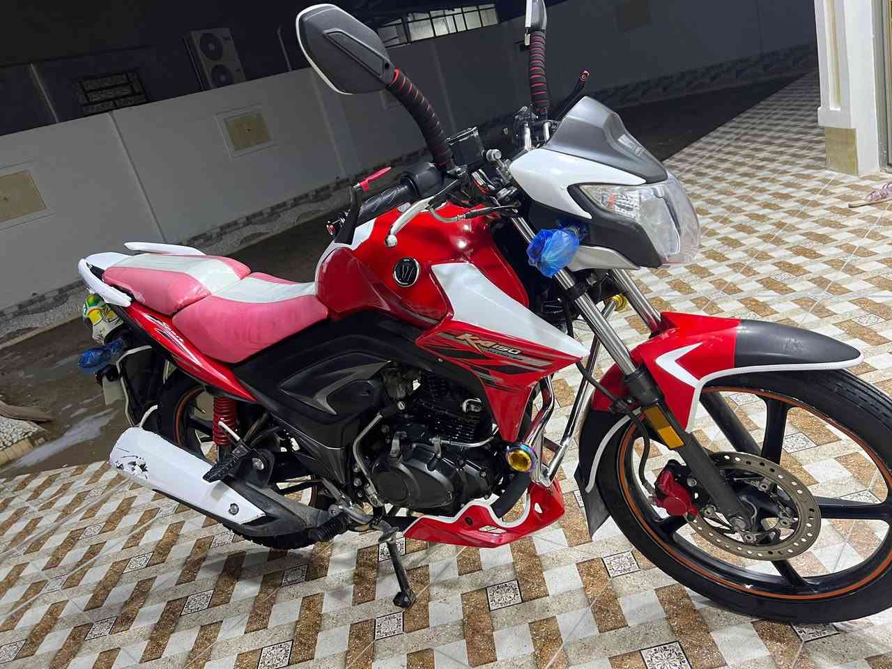 سلام عليكم للبيع دراجة هاوجي بطح موديل2017مسجل سنويه ارقام بعدني ما مستلمهن دراجة نضافه شوفة عينك كامل من كلشي سعر13ونص وبي مجال شراي اتصل ‭٠٧٨٢ ٤٣٥ ٠٥٦٥‬ مكان رمادي الصوفيه
