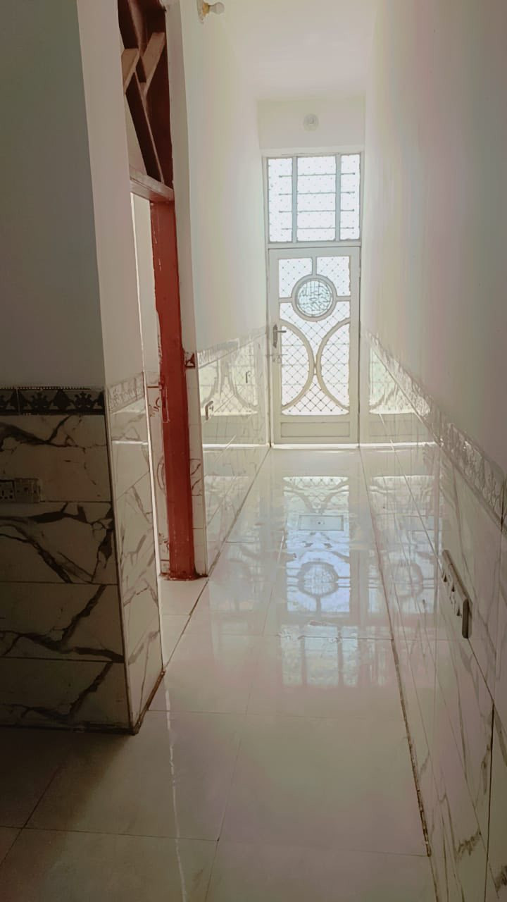 � للبيع – دار سكن طابقين في العزيزية / منطقة الموظفين 🏡

📍 الموقع: العزيزية – منطقة الموظفين
📄 طابو: صرف تحويل مباشر
🔢 رقم القطعة: 911
📐 المساحة: 100 متر 

✨ مواصفات الدار:
🔹 بناء جديد وحديث، جاهز للسكن مباشرة
🔹 طابقين

🏠 الطابق الأرضي:

* غرفة نوم
* صالة
* مطبخ
* استقبال
* صحيات

🏠 الطابق الثاني:

* غرفة
* صالة

✅ تشطيب حديث ومناسب للعوائل
✅ موقع هادئ وخدمي
✅ جاهز للسكن فوراً

📞 للاستفسار والمعاينة:
مكتب محمد صمد للعقار
📱 ***********
📱 ***********
📱 *********** (حيدر صمد )

