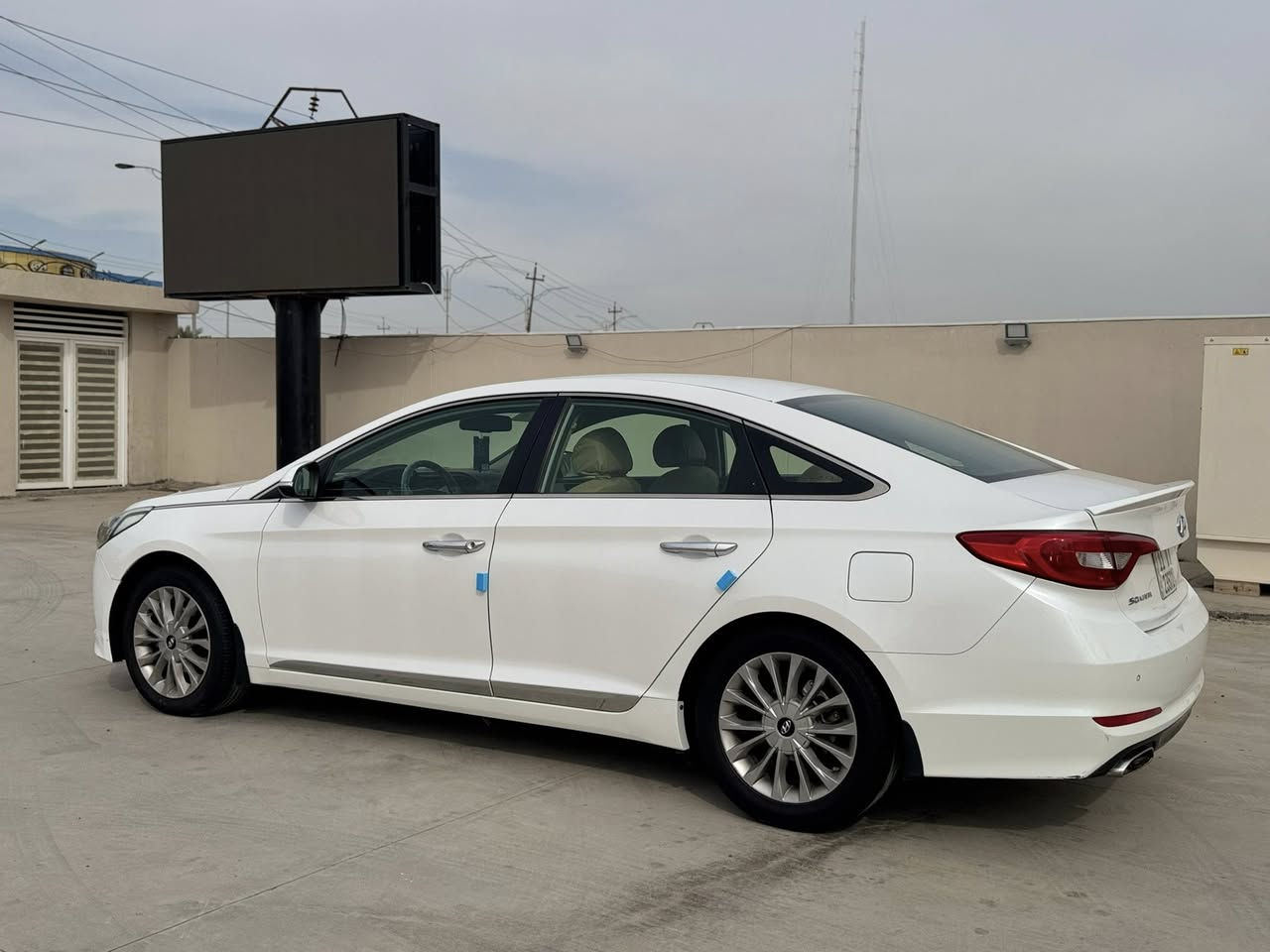 السلام عليكم 

سوناتا 2015 خليجي 
كفاله عامه فقط الهلالات صبغ موضح بالسونار  
رقم بغداد هزه سنويه جديده بأسمي 
المواصفات:
كشن كهرباء
داخل بيجي
كشنات جلد
لد نهاري
ماشية : 102 كيلو متو
ثلاثة أنظمة قيادة ( عادي -ايكو- سبورت )
شاشة عرض 
حساسات 
محرك ٢٤٠٠ دوش (مبدل كازكيت فقط)
تخم تاير 
سياره جاهزه من كل شي 
الاستفسار : ***********
