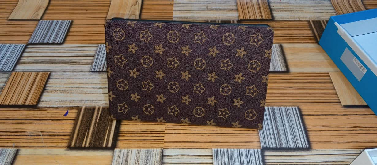 السلام عليكم ورحمة الله
السلام عليكم ورحمة الله
تابلت شاشة كبيرة 10 انج مع كيبورد عربي/إنكليزي.
استعمال يومين فقط ونظافة 100% كأنه جديد.

الملحقات الكاملة:
- كيبورد بلوتوث عربي
- ماوس لاسلكي 
- قلم لمس
- كڤر جلد فخم يصير ستاند
- شاحن أصلي وكرتونة

مناسب للدراسة والتصفح ويوتيوب كيدز للأطفال.
سبب البيع: وصلتني هدية آيباد من الأهل.
سعره 140 ألف  وبي مجال نهائي مع كل الملحقات.

مكاني: الصالحيه - البصرة


**إذا كنت صاحب هذا الإعلان وتريد حذفه لأي سبب، رجاءا أرسل رسالة إلى الدعم الفني**