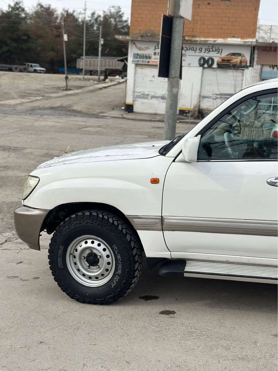 بەناوی خودای گەورە و میهرەبان
مۆنیکا ٢٠٠٢  سێ ڕبع پێش ئەکسل
حلوج  ماڵی مەدەنی ١٠٠ ساڵی تر بە شەرت
ڕەقەم شانسی و پلێت و مۆدێل پێوەیە
کامل پەمپە لەسەر ساغی
دەحم و لێسراوی پێوە نیە
گێڕ و مەکینە و ئەکسل و دەبڵ ئەکسل بە شەرت
٤ تایەی فوک جەبەلی نوێ لەژێرە
شوێن قەڵادزێ
نرخ  ٨٧ گەڵا و مجال
***********
*********** بشدار, السليمانية
