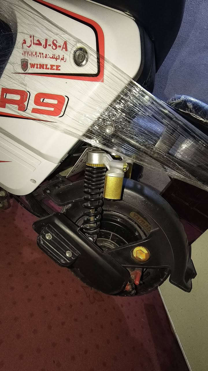 السلام عليكم دراجه R9 للبيع الدراجه شوفت عينك كلشب نضيف وكلشي شغال البطاريات قبل سبوعين مبدلهن الدراجه كلش حلوه سلتهه موجود ماشادهه  بلمشي مكاني اشارع الوفود السعر 375الف وببهه مجال للطيبين 
الرقم ***********
