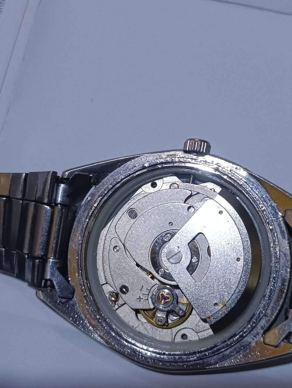 سايكو يابانية أصلية، أوتوماتيك (ميكانيكية).
الحركة: Automatic (تعمل بالحركة – لا بطارية)
عدد الجواهر: 21 Jewels
الوظائف:
ساعة / دقيقة / ثانية
يوم + تاريخ (Day-Date)
لغة اليوم: إنجليزي (MON ظاهر بالصورة)
الزجاج: أكريليك (واضح عليه خدوش خفيفة – طبيعي لعمرها)رقم العلبة / الحركة: 7280
الرقم التسلسلي: 728040
صنع في: Japan
الخلفية: Stainless Steel
مقاومة الماء: Water Resistant (مقاومة خفيفة، ليست للسباحة)
تعود غالبًا إلى أواخر السبعينات – بداية الثمانينات
(Seiko 7280 كانت شائعة في تلك الفترة)
الحالة مستعملة مع آثار عمر طبيعية
السوار ستانلس أصلي أو قديم
تحتاج تلميع خفيف وخدمة (تنظيف حركة) لتعمل بدقة أفضل
(الرقم *********** في بس واتساب)
والسعر 150بيه مجال
