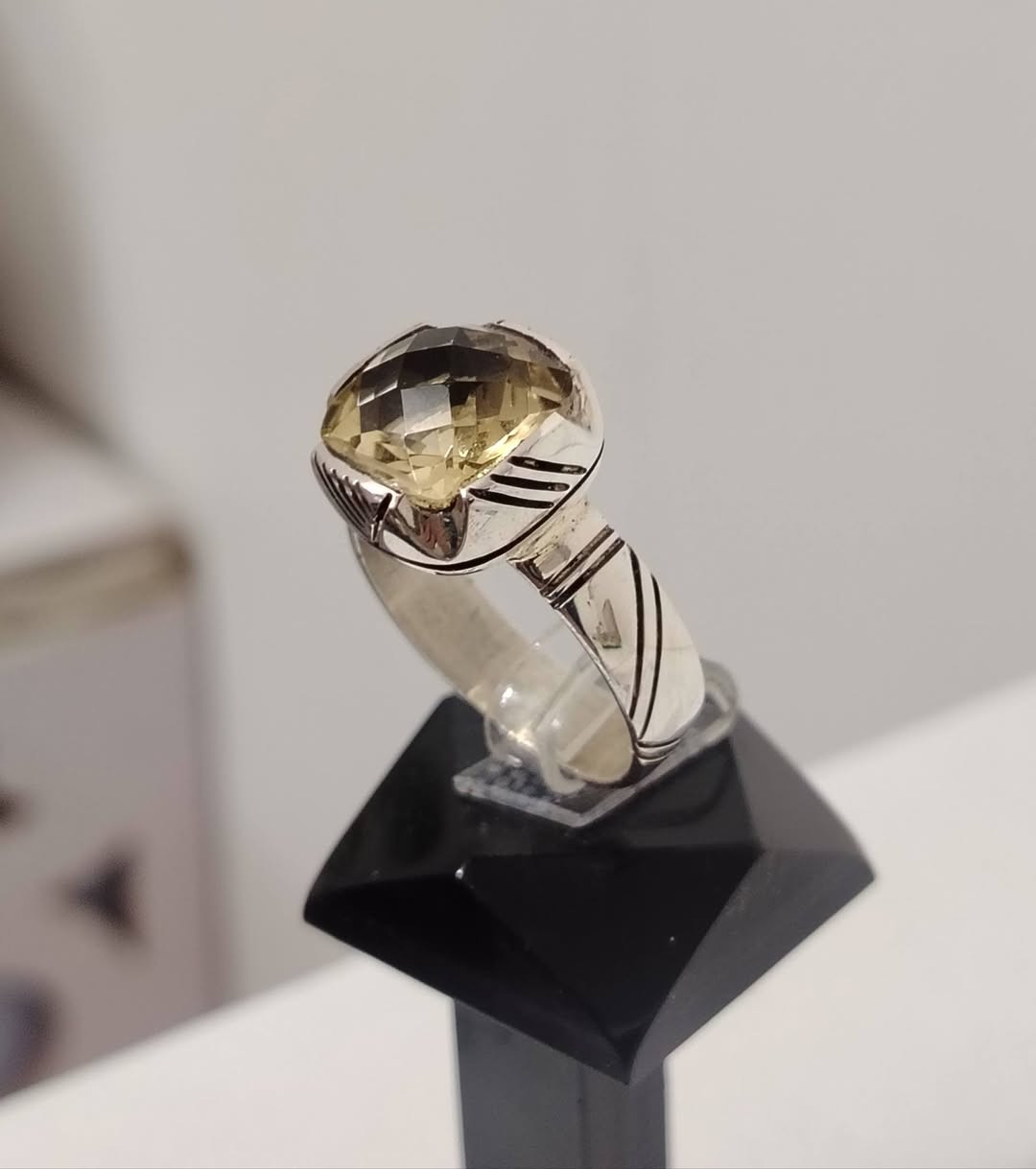 خاتم من حجر السترين الأفريقي الطبيعي
صياغه ثقيلة وجميلة فضه عيار ٩٢٥
مع شهادة المنشأ وضمان الخاتم الاصلي
يوجد توصيل إلى جميع المحافظات
التواصل ع الخاص او ع الواتساب ***********
