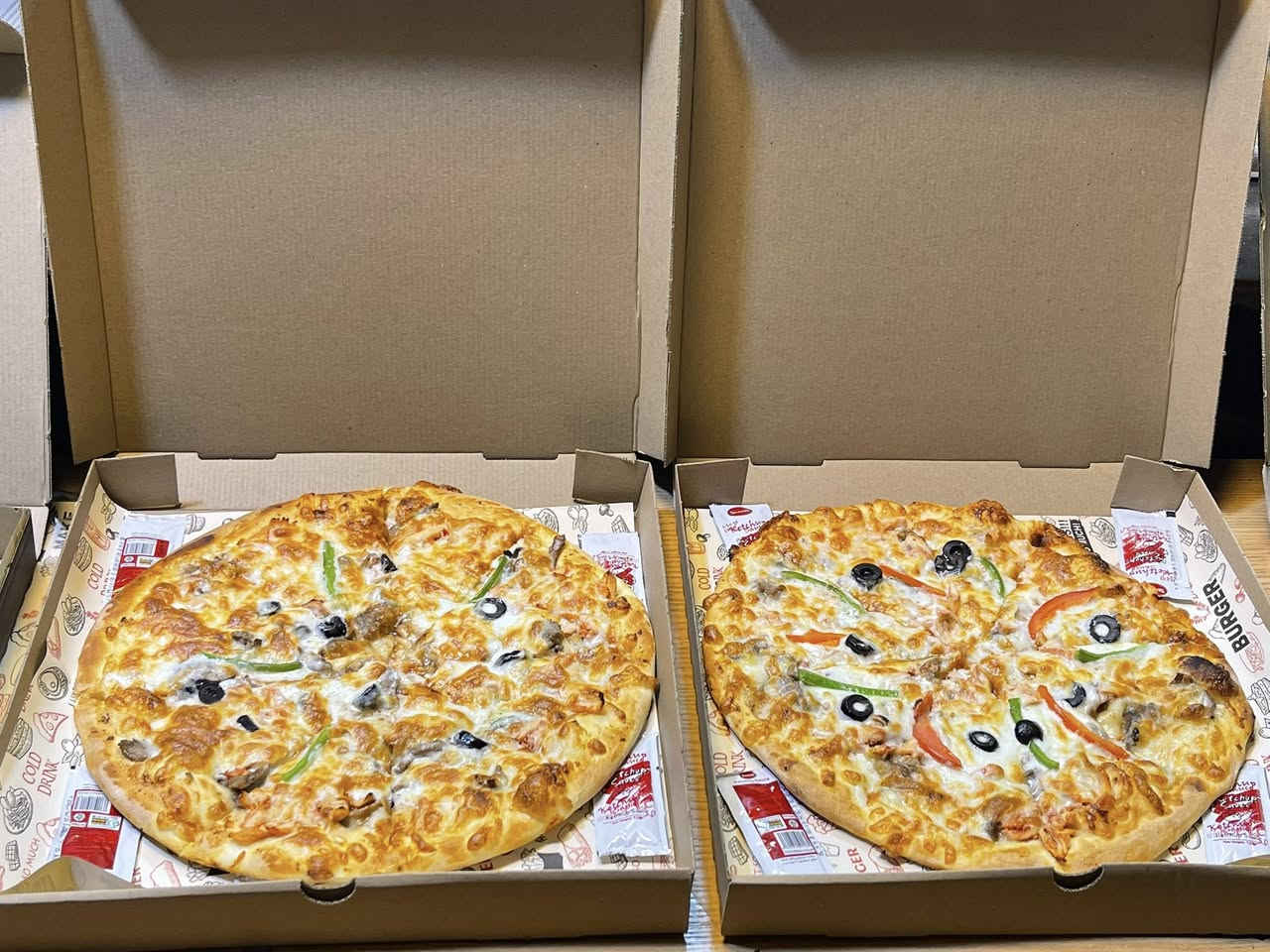 رساله من الخاص طالب من احد التطبيقات المشتركين وياهم احنا وحب يوجه كلام طيب النا الزبون مثل وجهه الطيب الكريم 
سلام عليكم انتم مطعم الحدباء بسماية 
نعم تفضل 
اني زبونكم واطلب فقط عنطيريق التطبيقات 
طلبت منكم شاورما دجاج حجري وفرنسي 
طلبت البيتزا منكم هم بالدجاج وضفت فوكها بيتزا 27لحم 
وطلبت الحم بعجين جانت بالجبن والبيض خبط كبير 
وطلبت محشية الاطراف جانت ميكس نصف لحم ونصف دجاج 
تمام 
ايي حبيبي اامرني شنو اكو نقص بالطلبات محتاج شي فوكاهن 
لا حبيبي حبيت اشكركم على النضافه والطعم العراقي فعلا تذوقته بجميع اصنافكم وخاصه بالشاورما الدجاج طعمه مبين عراقي وطري وفعلا مثل ما تفضلوتو لكمه حلال واحنا جاينه شهر رمضان ولازم تعرف الامور تكون كلها عراقي وذبح وعلى ذمتكم 
وبيضتو وجهي كدام الخطار لان طلب جان كلش جبير وكافي للجميع وكل اراءهم جانت تمدح بيكم واليوم انطيت رقمكم الولد صديقي هم كال اريد اجربكم .
اولا شكرا الك يا حبيبي وهذا من ذوقكم وحسن ضنكم 
الشي الثاني من سابع المستحيلات نشكل الذمه مالتنا ونبيعكم شي مستورد او مجمد فقط الزيتون مالتنا مستورد 🤣🤣
الشي الثالث اطلب وانت مطمئن من كلشي عدنا 
وانتم زبائنا هاي كدامكم الرساله صح طويله بس حبيت اشاركم هاي التفاصيل الحلوه وكلكم تعرفون صار سنين على هل منوال هذا والمطعم الوحيد الي يشتغل شغل عراقي لا خابط ولا مخبوط صافي وبالذمه 
وهذا رقمنا 
***********
وتساب واتصال 
وكل التطبيقات موجوده ببسمايه احنا موجودين بيها 
والمهم ارائيكم عدنا 

@أبرز المعجبين

#بسمايه
