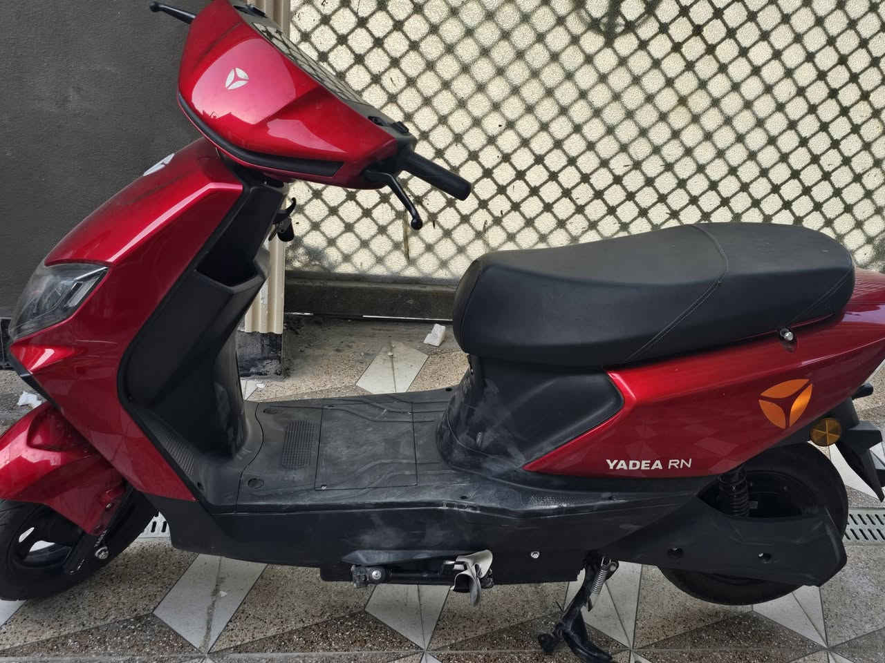 سلام عليكم 
دراجه RN من شركه YADEA 
ملف 2400 
عدد البطاريات6 
السرعه الحقيقه 55 
الدراجه اقتصاديه 
استعمال قليل 
العنوان: البصره 
السعر :750
***********
