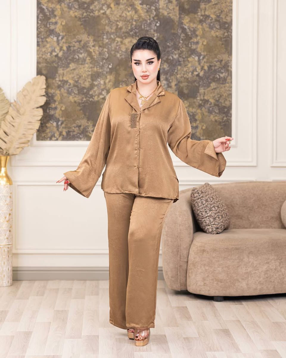 😍 قطعة الأناقة التي تنتظرينها.. سوت نسائي فاخر! 😍
للباحثات عن الرقي والراحة في وقت واحد، وصل حديثاً السوت النسائي بخامة "أكابري حرير" درجة أولى.. ملمس ناعم كالحرير وإطلالة تليق بكِ! ✨
✨ لماذا تختارين هذا السوت؟
الخامة: حرير أكابري (درجة أولى) بارد على الجسم وذو لمعة هادئة وراقية.
التصميم: عصري ومريح يناسب الطلعات والمناسبات العائلية.
القياسات: متوفر بأحجام خاصة (XL / XXL / 3XL) لضمان المقاس المثالي.

متوفر جملة +مفرد 
تواصل معنا دايركت 
ماسنجر+ تلگرام 
معرف تلگرام( gulnar_200)
توصيل بغداد 5 الف 
محافظات 6 الف


**إذا كنت صاحب هذا الإعلان وتريد حذفه لأي سبب، رجاءا أرسل رسالة إلى الدعم الفني**