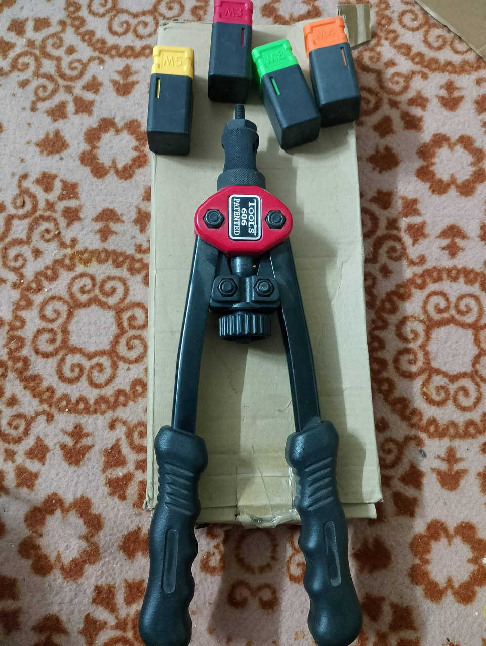 #السعر 20الف مع التوصيل 🟦
مسدس برشام يدوي (Rivet Nut Gun)، وتستخدم لتثبيت صواميل البرشام في الألواح المعدنية أو البلاستيكية..
تتميز بتصميم موفر للجهد مع مقابض مريحة. 
تأتي مع مجموعة متنوعة من الرؤوس (المغازل) القابلة للتبديل، مثل M3، M4، M5، M8، لتناسب مختلف المقاسات. 
تستخدم على نطاق واسع في صناعات السيارات، الطيران، الكهرباء، والميكانيكا.


**إذا كنت صاحب هذا الإعلان وتريد حذفه لأي سبب، رجاءا أرسل رسالة إلى الدعم الفني**