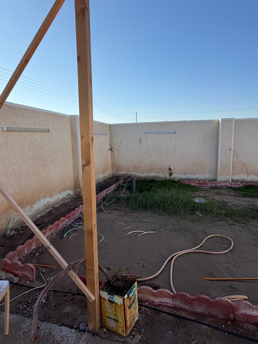 بيت في موقع هادئ ومميز مع مساحة خارجية واسعة تصلح كمكان ترفيهي أو حديقة. يتوفر فيه جلسة خارجية مشمسة مثالية لأوقات الاسترخاء، مع بنية pergola خشبية تضيف جمالية للمكان. الدار يحتوي على غرفة كبيرة, أرضية مبلطة بشكل جيد، ومجهز بجهاز تلفزيون. تصميم عصرى يوفر مساحة مريحة وواسعة للعيش.