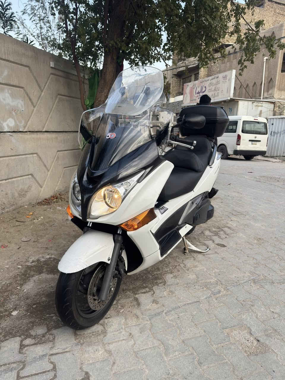 السلام عليكم 
هوندا سلفر ونگ جيتي 400
مكفولة كفالة عامة 
السعر 22 ورقة 
العنوان بغداد مدينة الصدر 
***********
