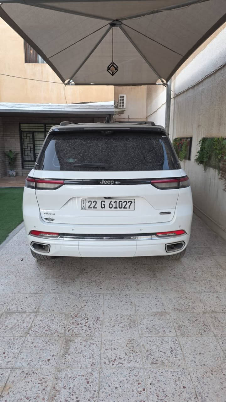 جيب كراند شيروكى
الموديل:2023 (خليجي)
العداد: 71 الف كم
المحرك: 3.6 لتر 6 أسطوانات (V6) 
القوة الحصانية: 293
عزم الدوران (نيوتن-م): 352
ناقل الحركة: اوتوماتيك 8 سرعات 

الضمان 3 سنوات أو 60،000 كم (ايهما أولاً)

المواصفات:
*نظام دفع رباعي 4X4 متطور
*نظام التعليق الهوائي (جكات)
*فتحة سقف بانوراما 
*الصندوق كهربائي بخاصية الفتح باستشعار القدم او البصمة
*ويل قياس 20 انج
*شاشة عرض لوحة القيادة على الزجاج الأمامي (داتا شو)
*شاشة التحكم الرئيسية لمس بنظام Uconnect 5 بقياس 10.1 انج مع نظام ملاحة
*شاشة القيادة الرقمية بقياس 10.25 انج
*رادار تفاعلي مع خاصية التوقف والانطلاق
*نقطة العمياء
*تحذير الخروج عن المسار
*نظام المحافظة على البقاء فى المسار
*نظام التعرف على اشارات المرور
*خاصية المساعدة على التوجية فى التقاطعات
*حساسات امامية وخلفية
*كاميرات 360 للرؤية المحيطية
*كاميرا رؤيا ليليه
*المرآة الداخلية مزودة بشاشة لعرض الكاميرا الخلفية
*مانع تصادم خلفى
*نظام القيادة شبه الذاتية
*مقصورة الركاب من الجلد الفاخر
*المقاعدة الامامية كهربائية ومساج وذاكرة
*المقاعد الامامية مبردة ومدفأة
*المقاعد الخلفية مدفأة
*نظام ابل كار بلاى و اندرويد اوتو لاسلكي
*نظام صوتي فاخر 9 سماعات من ALPINE
*دخول ذكي (بصمة)
*نظام التشغيل عن بُعد
*مرايا خارجية قابلة للطي كهربائيًا مدفئة
*مصابيح أمامية أوتوماتيكية مع مصابيح نهارية وكشافات ضباب LED 
*نظام التحكم التلقائي في الضوء العالى
*دواسات جانبية
*ماسحات زجاج أمامي حساسة للمطر
*شاحن هاتف لاسلكي
*انماط قيادة متعددة رياضية وللطرق الوعرة
*وسائد امان هوائية أمامية/جانبية/ خلفية.
للاستفسار ***********
