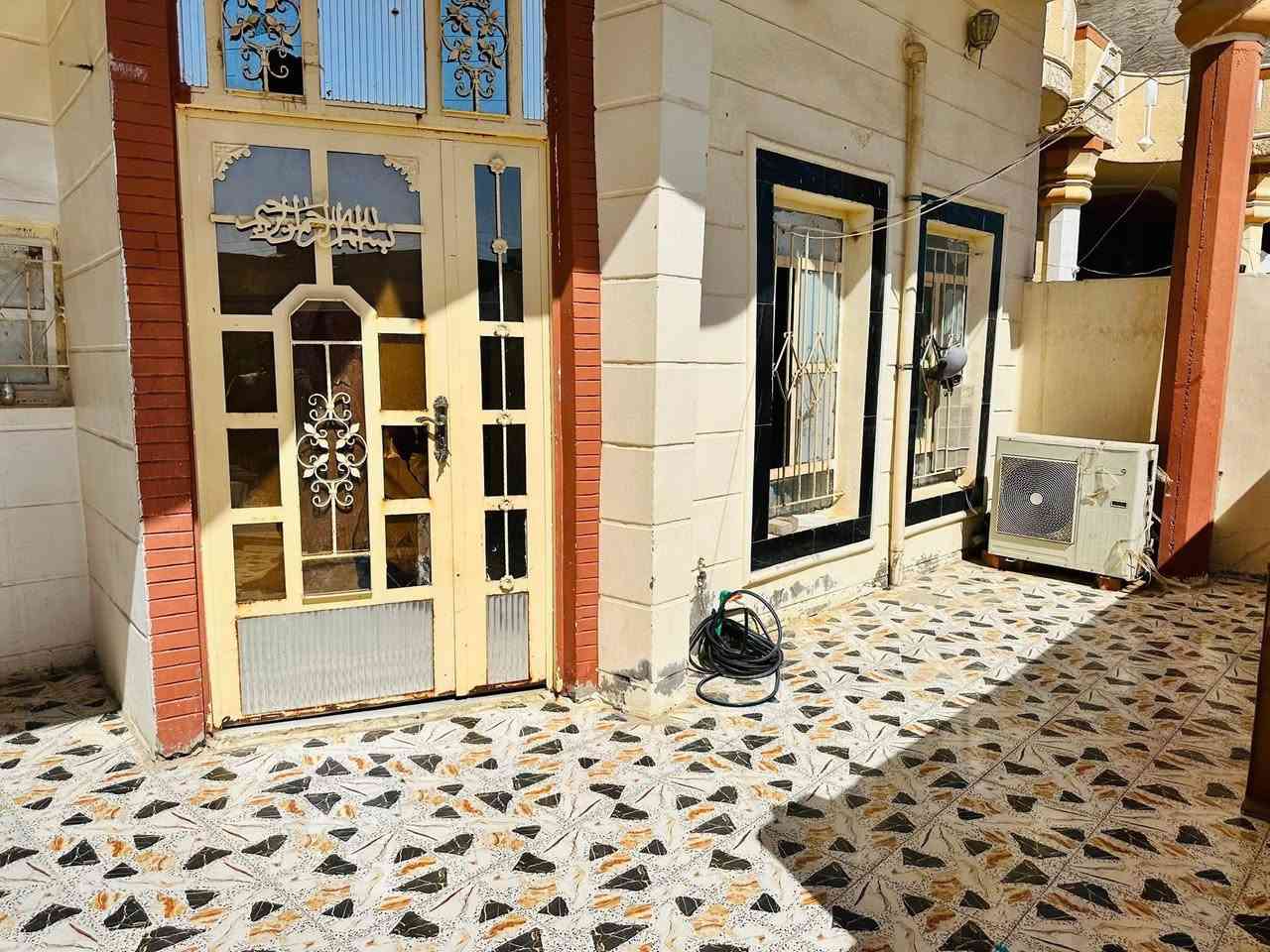 بيت للأيجار في الرمادي القادسية الثانية قرب جسر القاسم خلف شارع ٣٠ قريب على كورنيش التاميم 
مساحة البيت ٢٠٠ متر يتكون من غرفتين وصاله ومطبخ واستقبال وكلدور وحمام داخلي وخارجي ومقابل البيت حديقه عامه 
بيت مستقل وحده
التواصل عبر الهاتف مع صاحب الدار حصرا وليس مكتب عقار ولايوجد دلاليه 
*********** 
بدل الايجار ٥٠٠ الف
