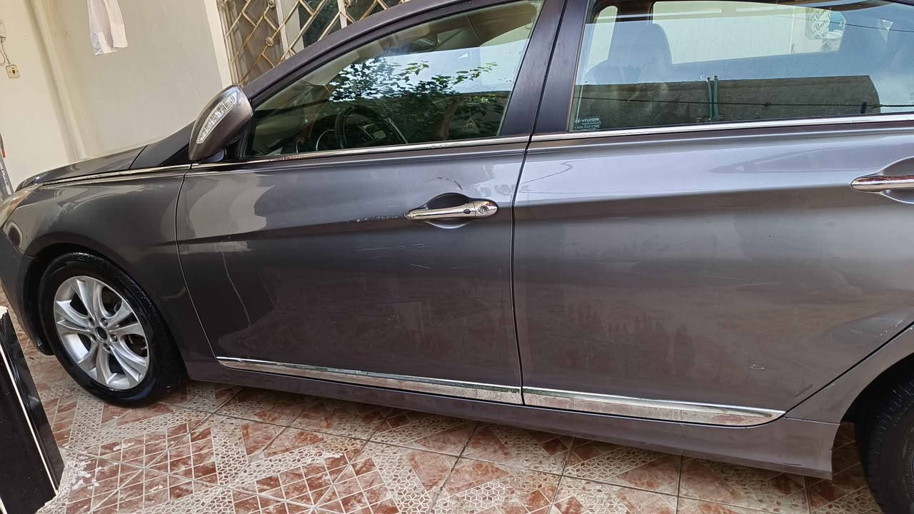 سوناتا 2011 
رقم بغداد بسمي 
وراد امريكي 
فول مواصفات limited
محرك 2.4 Gdi لاتنقيص ولاتبخير 
كير جيد تبريد شغال 
عليها ادامة كاملة 
تخم تاير جديد 
صدر امامي خلفي جديد 
السيارة ضررها ٣ قطع صبغ 
قبق الجنطة والجاملغات الخلفية 
السعر ٩٢ وبيها مجال 
*********** الصويرة, واسط

