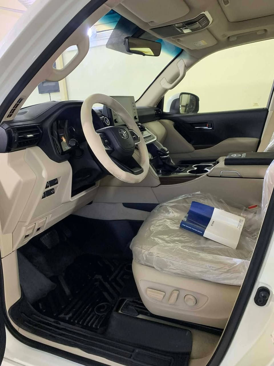 سلام عليكم عندي سياره البيع لاندكروز موديل 2022 رقم بغداد دولي ماشيه 40 ألف فول موصفات سياره جديده وحلوه عنوان بغداد ولشراي يتصل على رقم ***********
