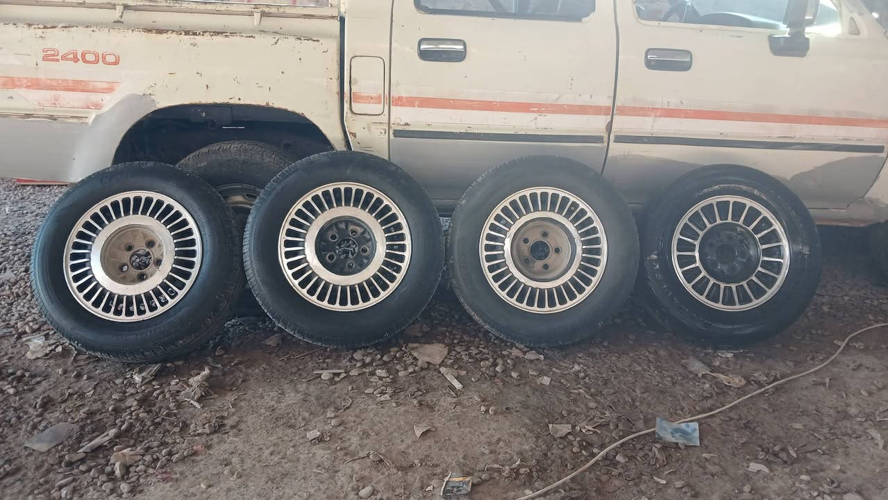 السلام عليكم
وياله وتايرات نص عمر هارتوب للبيع 
السعر ٢٠٠ وبيهن مجال 
الديوانية عفك الحي الصناعي 
***********
