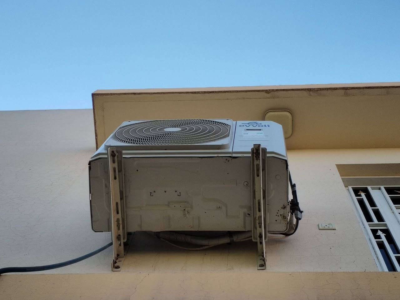 واسط صويره 
للبيع – سبلت إيفولي 2 طن ❄️
للبيع سبلت إيفولي (Evvoli) سعة 2 طن (24000 BTU)، بحالة جيدة ويعمل بكفاءة عالية.
المواصفات: ✅ السعة: 2 طن (24000 BTU) ✅ تبريد سريع (Fast Cooling) ✅ هادئ أثناء التشغيل ✅ مناسب للغرف الكبيرة والصالات ✅ استهلاك كهرباء اقتصادي مقارنة بالأجهزة التقليدية ✅ الوحدة الداخلية والخارجية بحالة جيدة ✅ جاهز للفك والتركيب
💰 السعر: قابل للتفاوض 
📩 للاستفسار أو المعاينة، راسلني على الخاص أو اتصل على الرقم: *********** 
البيع بسبب عدم الحاجة، والله يبارك للمشتري.
