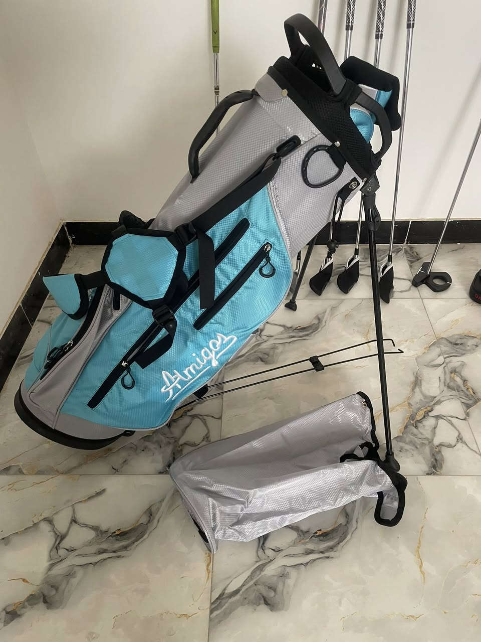 حقيبة مع مضارب كولف عدد 5 ومضرب احترافي ماركات عالمية


**إذا كنت صاحب هذا الإعلان وتريد حذفه لأي سبب، رجاءا أرسل رسالة إلى الدعم الفني**