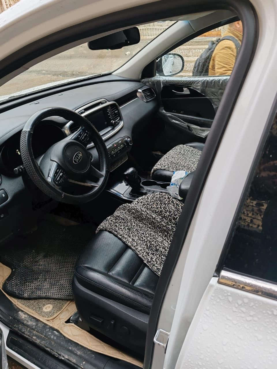 السلام عليكم 
للبيع سورنتو امريكي 2017 رقم بغداد انكليزي بأسمي 
فول عدا البنوراما
مكينه V6
حساس  خلفي 
شاشه كبيره بلادي
بصمه تشغيل وبصمة ابواب
كشنات جلد
كامره خلفي دوار
باب خلفي كهربائي
فول تحكم 
بلوتوث و AUX
لد حاجب امامي 
ماشيه 44 الف
السياره جديده وممتعوبه
ضرر فقط ربع جاملغ امامي بارد بدون صبغ بدون اي دواخل بدون ايرباك
السعر 200$
تفاصيل اكثر اتصل ***********
