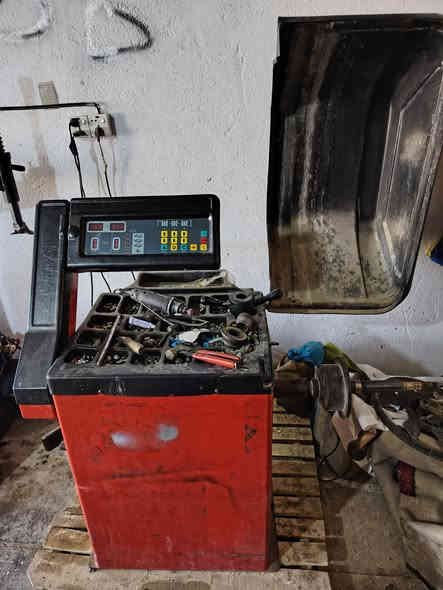 سلام عليكم شباب غراض محل كامل للبيع 
تاروسات عدد2+خالعه+بلنص+جكات 2+برميل دهن فل+بطل 350لتر حتياط/المكان ديوانيه قضاء الدغاره  السعر 3و250وبي مجال للاتصال ***********
