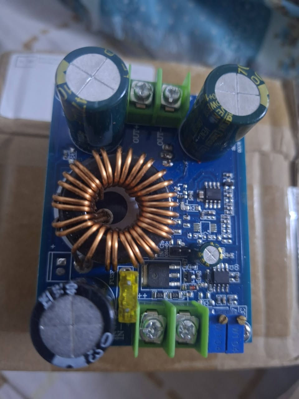 هذا المنتج هو محول تعزيز جهد التيار المستمر (DC-DC Boost Converter). إليك أبرز مواصفاته ومميزاته:
الوظيفة: يقوم برفع جهد الدخل (Input Voltage) المنخفض إلى جهد خرج (Output Voltage) أعلى. 

الطاقة: غالبًا ما تكون هذه الوحدات بقدرة عالية، مثل 600 واط. 

المكونات: يحتوي على ملف حثي (Inductor) لتخزين الطاقة، ومكثفات لتنعيم الجهد، ومقاومات متغيرة لضبط الجهد والتيار. 

الاستخدامات: يستخدم على نطاق واسع في أنظمة الطاقة الشمسية، شحن البطاريات، وتطبيقات السيارات لتشغيل الأجهزة التي تتطلب جهدًا أعلى من مصدر الطاقة المتاح


**إذا كنت صاحب هذا الإعلان وتريد حذفه لأي سبب، رجاءا أرسل رسالة إلى الدعم الفني**