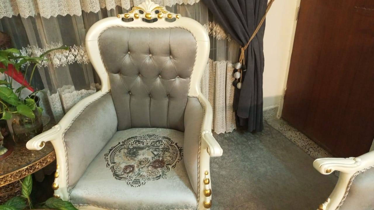 تخم اخو جديد ..مستعمل5اشهر فقط ...واريد ابيعة 
10مقاعد تخم ملكي 
  خشب زان قطرة خدش مابي/✅ رجائا فقط الشراي يدخل
أو اذا يحب تواصل واتس ***********
