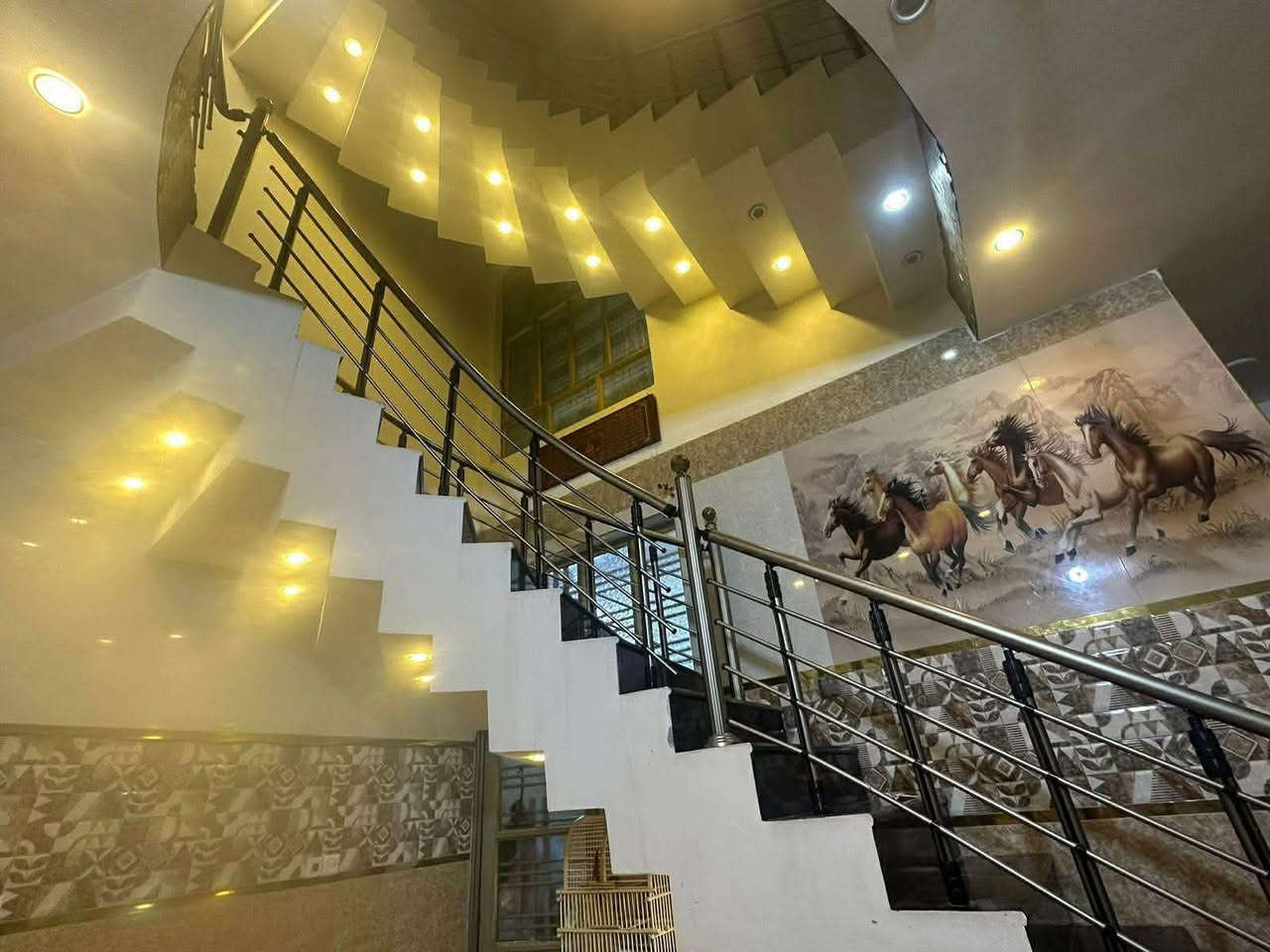 السلام عليكم دار للبيع مساحه 120 متر
ضياء الحلفي 
قرب ماركت البركه 
الفرع مقابيل افران صمون الحلفي
4 غرف نوم 
ستقبال وصاله 
4 حمامات 
طابقين ونص 
واجه 6 متر 
السعر 210 وبيه مجال بسيط الاستفسار 
***********
