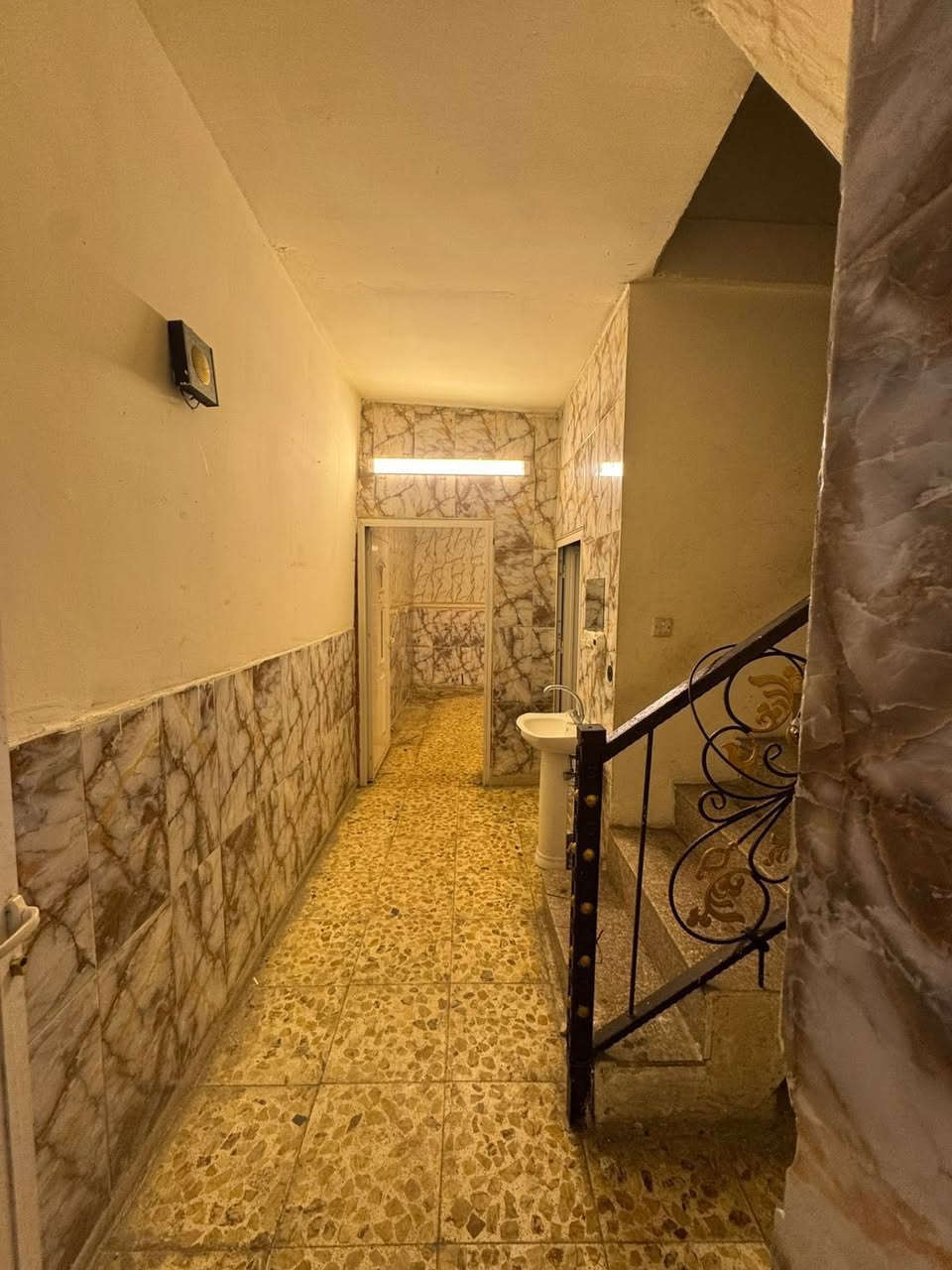 #للايجار____في____السيدية
بيت مساحة 75 متر

تحتوي على غرفتين نوم وصالة ومطبخ وخدمات

قيمة الاجار:700 

للاستفسار:***********

او زيارة مكتب الفهد الهندسي للمقاولات العامة/شارع جامع الاقصى مقابل مكتبة الحكم سنتر
