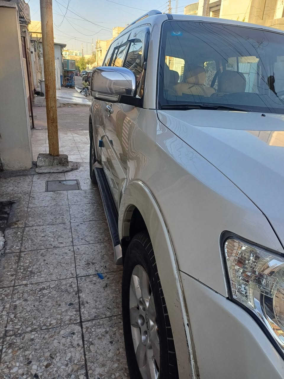 السلام عليكم 
باجيرو ٢٠١١ 
حبتور ١/١
سبعه راكب
فتحة 
دمام  
لايت زنون 
بدون  صبغ  اوتبديل  
مكينه ٣٥٠٠
اطارات  جديد
صدر امامي  خلفي جديد 
السعر ١٤٢
رقم بغداد  باسمي  الشعب 
***********
