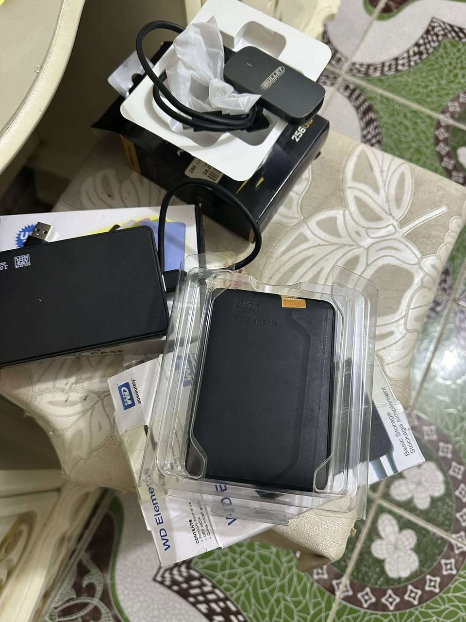 السلام عليكم 
هاردات بلي 4 مهكر 
1 ذاكره 500_ يحتوي على اكثر من 250لعبه بلي 2 
2ذاكره 500_ يحتوي على العاب بلي4 قويه 
3ذاكره250_قبل جنت مخلي بداخله العاب بس ماعرف اذا باقيات او ﻼ لان صار هواي من بعت البلي وباقيات 
العاب جاهزه مجرد ما تخلي الهارد يتم تنصيب العاب بدون اي شي 

سعر الواحد ب 25قفل مكاني العماره 
اليريدهن يتفضل خاص


**إذا كنت صاحب هذا الإعلان وتريد حذفه لأي سبب، رجاءا أرسل رسالة إلى الدعم الفني**