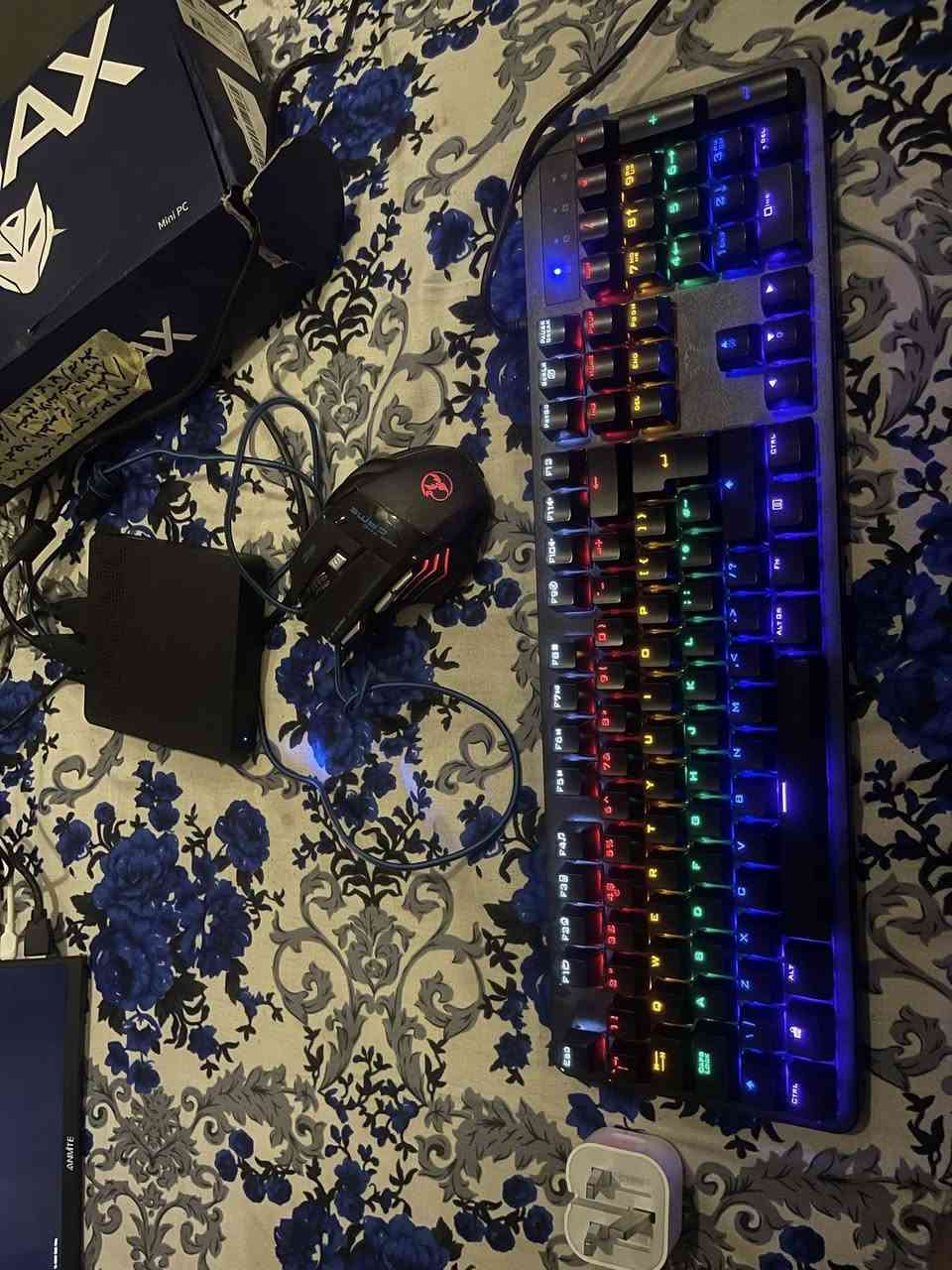 السلام عليكم مني بيسي ذاكرته ومواصفاته بل صور حط سعر وبل عافيه هوه والكيبورد الميكانيكي
***********
