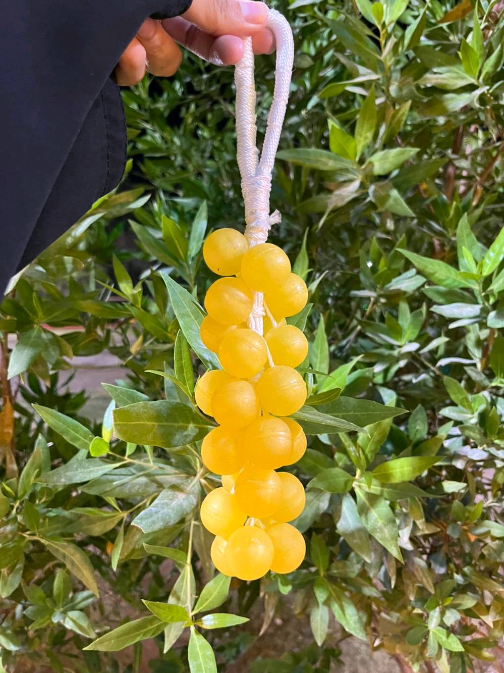 مو مجرد صابونة.. هذي قطعة فنية لحمامج! ✨🍇

​لأول مرة وبشكل حصري من صابون السراج، قدمنالكم "صابون عنقود العنب" المميز. 🌟

تخيلوا النظافة والانتعاش والترطيب، كلها بشكل عنقود عنب طبيعي يجنن، يضيف لمسة فخامة وأناقة للمغسلة أو الحمام، وريحته تاخذ العقل وتدوم طويلاً! 😍

​ليش لازم تجربوه؟ 

​شكل فريد ومميز (ينفع حتى هدية تخبل للي تحبوهم 🎁).

​مصنوع من زيوت ومواد طبيعية 100% تغذي البشرة وتنعمها.

