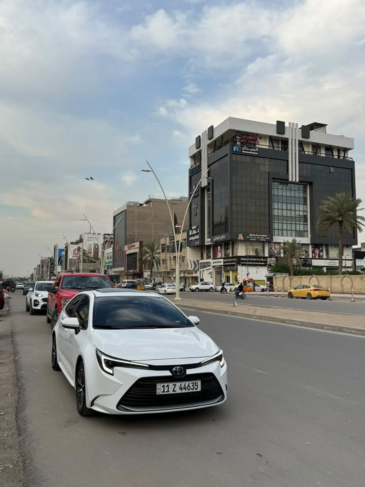 كورلا شكل امريكي هايبرد 2025
داخل جلد احمر وكشن كهرباء 
مواصفات الكورلا الهايبرد معروفة 
الممشى 26 الف كيلو 
مكفولة بالكامل عدى
 بارد على كد اصبعين بالصندوك 
وشخط بالباب ورصعه بالبنيد فقططط 
السيارة معتني بيها جداً جداً دهن من الحسام اصلي وبانزين محسن فقط ما شامه العادي
تحويل مباشر باسمي السيارة 
عليها تظليل كامل بدون كتاب تريد تعوفه تريد تشلعه براحتك
السعر 154 ورقة وبيها مجال والشراي ما اوكف وياه 
*********** مكاني زيونة
