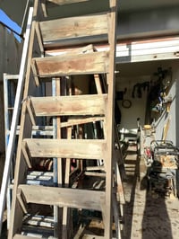 درج خشب ٤ متر ونص • ٥ مولدات • بابل شارع ٨٠