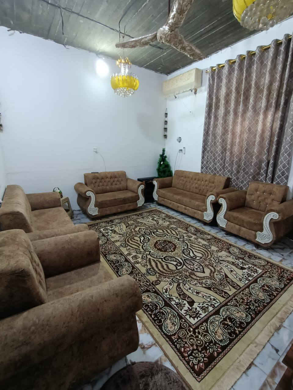 السلام عليكم
بيع مستعجل 
بيت 100 م طابو صرف ركن واجهية 
مثل ماموضح بالصورة 
البناء غرفة وصالة ومطبخ وبراني وصحيات داخلية وخارجية 
خدمات كاملة تبليط وماي وكهرباء 
العنوان الديوانية الأكاديمية حي الشرطة قرب المدرسة الصينية 
للتواصل ***********
